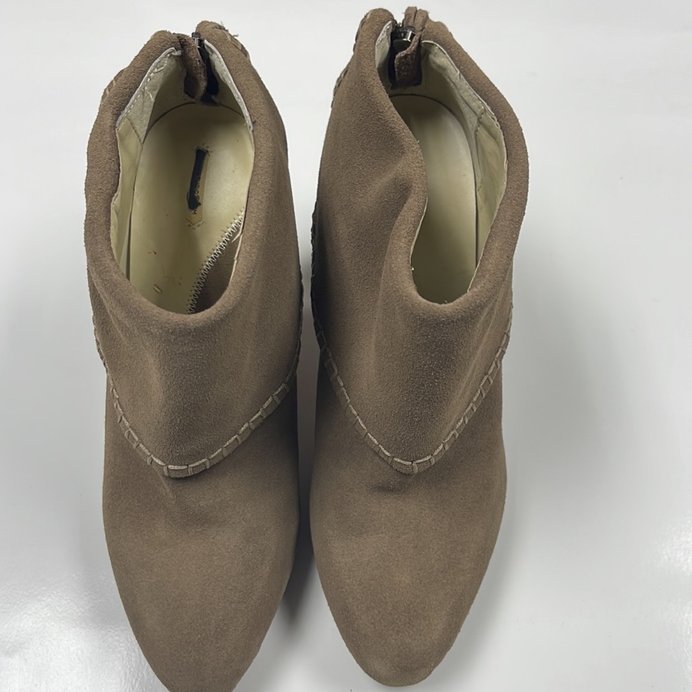 ##750 ,Women's size 10, NWOT Max Studio Leather Shoes Beige Color